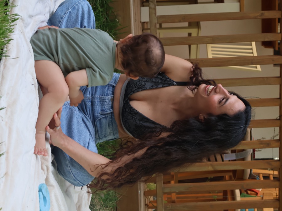 אמא עם תינוק לובשת חזיית הנקה אפורה Flow Mama